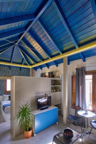 a living room with blue ceilings and a blue ceiling at Zirí Suites - Hostatel in Granada