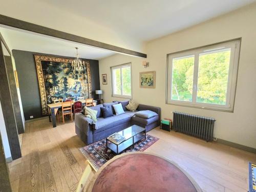 COTTAGE : Charmante maison et jardin arboré en ville