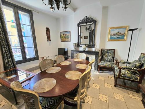une salle à manger avec une table et des chaises en bois dans l'établissement CARNOT : Charmante maison Vigneronne en centre historique, à Agde