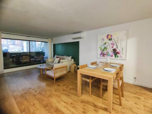 un salon avec une table et un canapé dans l'établissement ARCEAUX : Charme au cœur historique: tranquillité et confort, à Montpellier