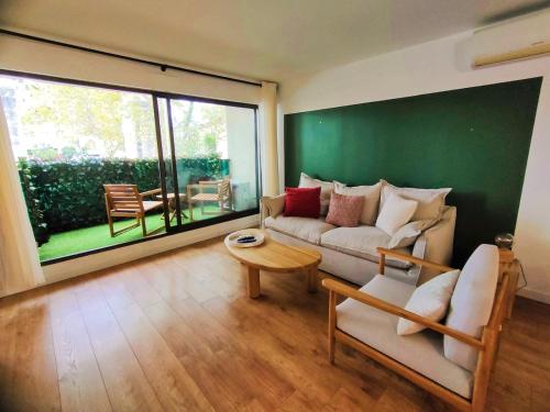 un salon avec un canapé et une table dans l'établissement ARCEAUX : Charme au cœur historique: tranquillité et confort, à Montpellier