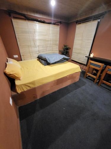 Postel nebo postele na pokoji v ubytování Naggar Studio- 3BHK Homestay by Homeyhuts