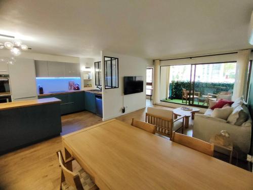 un salon avec un canapé et une table dans l'établissement ARCEAUX : Charme au cœur historique: tranquillité et confort, à Montpellier