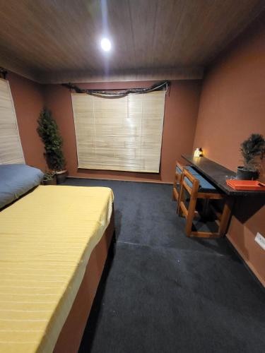 Postel nebo postele na pokoji v ubytování Naggar Studio- 3BHK Homestay by Homeyhuts