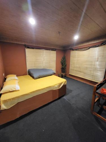Postel nebo postele na pokoji v ubytování Naggar Studio- 3BHK Homestay by Homeyhuts