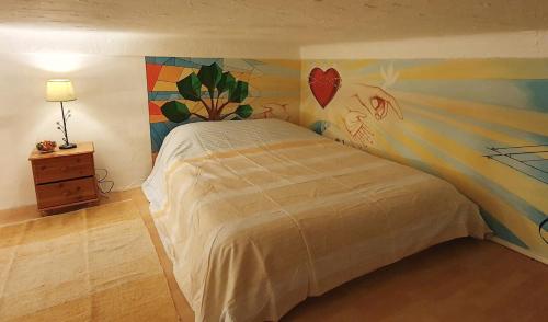 une chambre avec un lit avec un tableau sur le mur dans l'établissement Logement très confortable et bien situé à Cannes, à Cannes