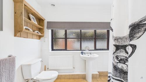 Ένα μπάνιο στο Tithe Barn a Stunning family home with panoramic views