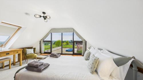 Ένα ή περισσότερα κρεβάτια σε δωμάτιο στο Tithe Barn a Stunning family home with panoramic views