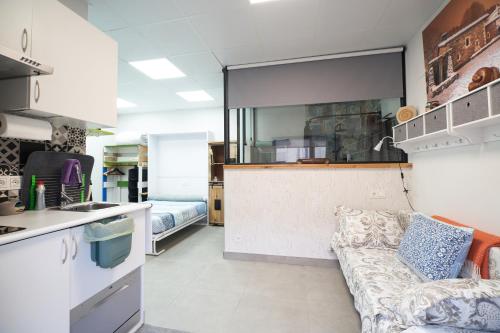 salon z kanapą i kuchnią w obiekcie Aldabea II apartamento sostenible w mieście Legazpia