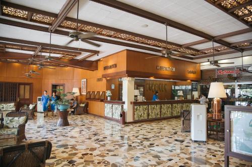 a lobby of a restaurant with a store at Oasis Hotel in Angeles
