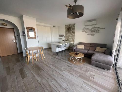 un salon avec un canapé et une table dans l'établissement appartement de standing T2 l'île rousse vue mer résidence paolina, à LʼÎle-Rousse