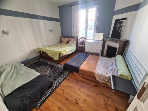 Cette chambre comprend 2 lits et une fenêtre. dans l'établissement T4 chaleureux en plein centre, à Clermont-Ferrand