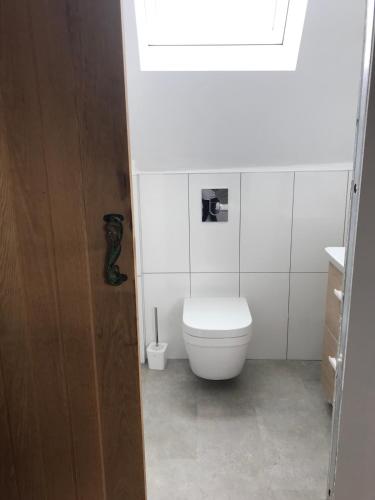 une salle de bain blanche avec toilettes et fenêtre dans l'établissement Ferme Redouline - 3 Bedroom, large private pool, à Valades