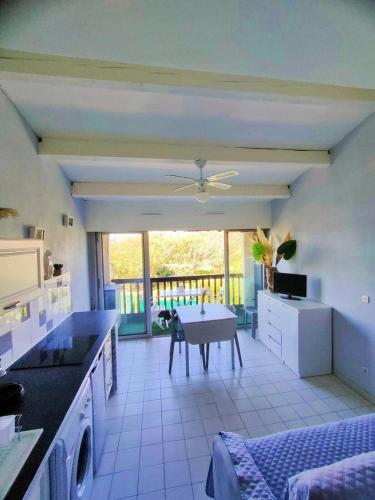 - une cuisine avec une table au milieu d'une pièce dans l'établissement RESIDENCE DU GOLF : Détente, confort et loisirs à deux pas de la plage, au Cap d'Agde