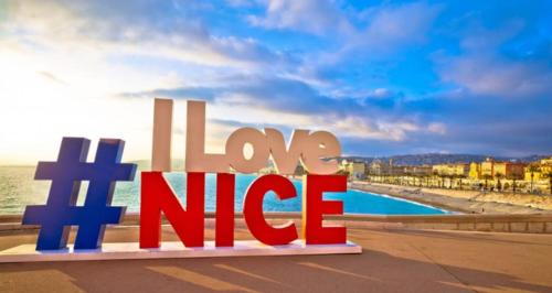 un panneau indiquant Hongife à côté d'une plage dans l'établissement Nice Centre Studio Night Corner Near Tramway, à Nice