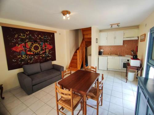 un salon avec un canapé et une table dans l'établissement Havre de paix au cœur du village de Florensac., à Florensac