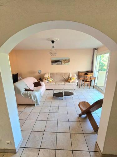 un salon avec un canapé et une table dans l'établissement VILLA DES MUSES : Havre de paix avec 3 chambres et jardin arboré à 2 pas du centre, à Marseillan