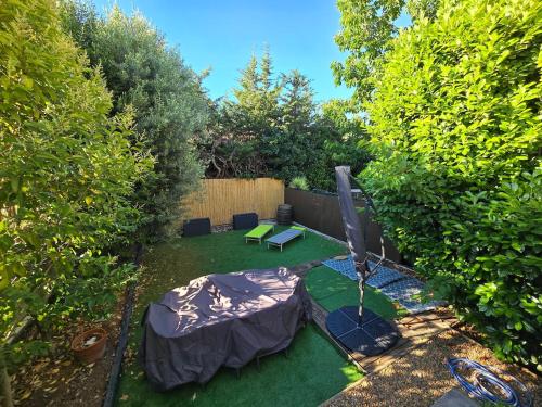une vue aérienne d'un jardin avec une table et une tente dans l'établissement VILLA DES MUSES : Havre de paix avec 3 chambres et jardin arboré à 2 pas du centre, à Marseillan