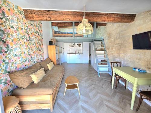 un salon avec un canapé et une table dans l'établissement CABANEL : Nid douillet perché en plein centre historique, à Montpellier