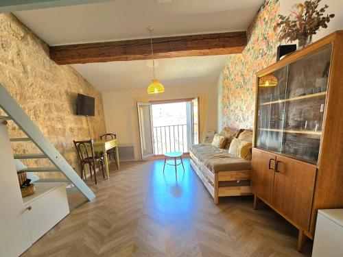 un salon avec un canapé et une table dans l'établissement CABANEL : Nid douillet perché en plein centre historique, à Montpellier