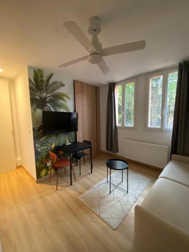 un salon avec un canapé et une table dans l'établissement Studio Calme au centre ville, à Toulouse