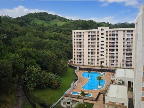 an aerial view of a building with a swimming pool at AquaLuxe Apto, Aire-Acondicionado, balcon, cocina - hasta 7 Personas in Villeta