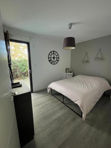 une chambre avec un grand lit et une fenêtre dans l'établissement Peaceful house for 6 people 400 m from the sea, à Bretignolles-sur-Mer