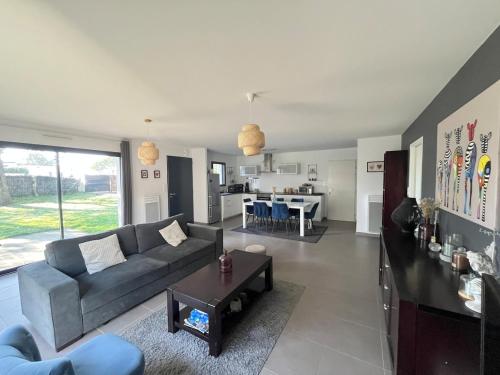 un salon avec un canapé et une table dans l'établissement Peaceful house for 6 people 400 m from the sea, à Bretignolles-sur-Mer