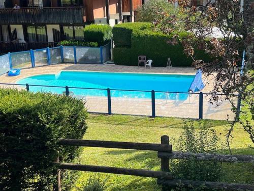 - une piscine dans une cour entourée d'une clôture dans l'établissement Apartment La Chicane - Central Morzine, à Morzine