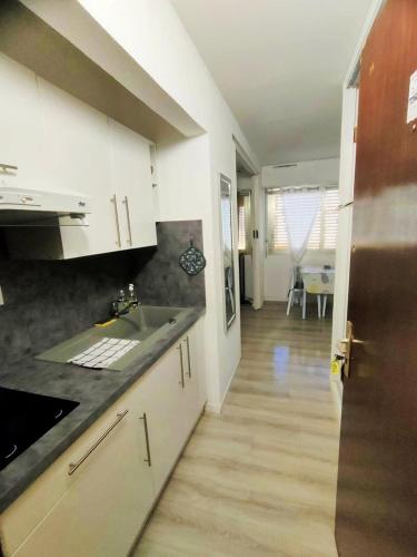 une cuisine avec un évier et un plan de travail dans l'établissement SEVIGNE 5 : Repos et tranquillité à deux pas des thermes, à Balaruc-les-Bains