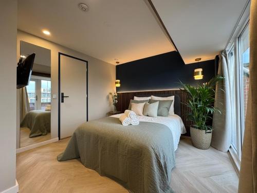 Giường trong phòng chung tại The Glamorous Chic Garden view Apart R4