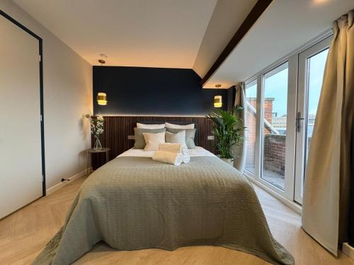 Giường trong phòng chung tại The Glamorous Chic Garden view Apart R4
