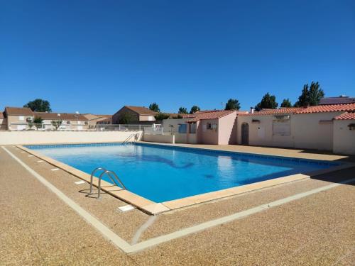 une piscine au milieu d'une maison dans l'établissement Les Ondins : Résidence avec piscine, jardin, proche de la plage, à Marseillan