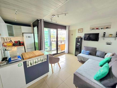 Il dispose d'une cuisine et d'un salon avec un réfrigérateur et un canapé. dans l'établissement Rochelongue : Piscine, plage, loisirs, restaurants, au Cap d'Agde