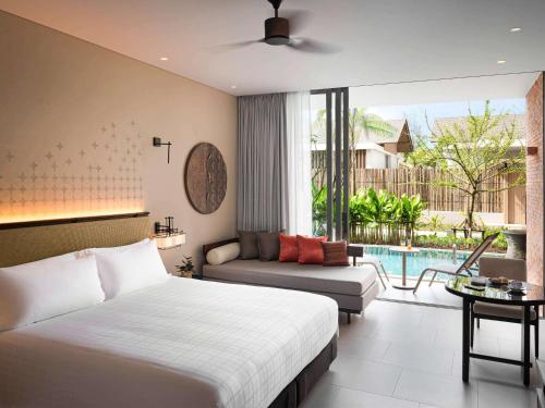 Bazén v ubytování Pullman Khao Lak Resort nebo v jeho okolí