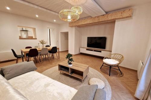 un salon avec un canapé et une table dans l'établissement LA LOGE : Un écrin de modernité spacieux avec 4 chambres au Cœur de Ville, à Montpellier