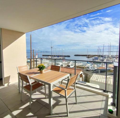 LE MILLESIME OLIVIER : Vue exceptionnelle sur la baie, appartement moderne avec une chambre et parking privé.