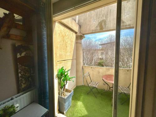 POLYNICE : Studio atypique avec terrasse au cœur d'Antigone