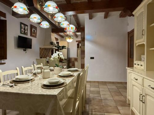 TV a/nebo společenská místnost v ubytování Vivienda turistica jardín con encanto y piscina