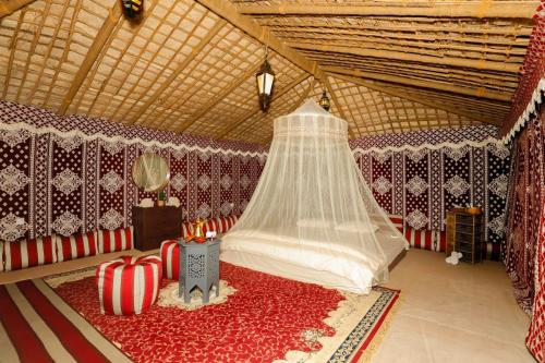 Postel nebo postele na pokoji v ubytování Al Marmoom Oasis Luxury Tents and Bedouin Experience
