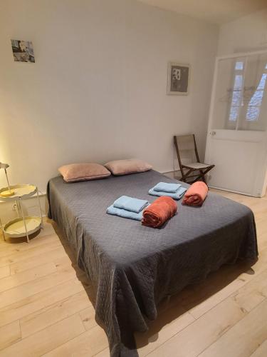une chambre avec un lit avec deux serviettes dessus dans l'établissement Le SAINT LEGER - Chambery centre, à Chambéry