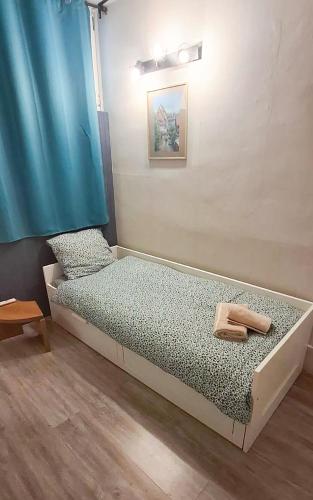 un lit avec deux serviettes dessus dans une chambre dans l'établissement La Provence Studio, à Colmar