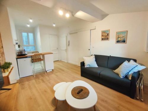 un salon avec un canapé et une table dans l'établissement BARNABE : Nid douillet perché en plein centre historique., à Montpellier