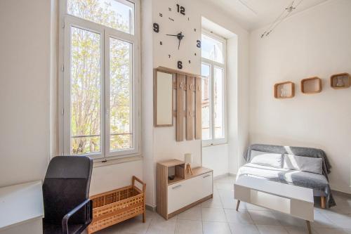 une chambre avec un lit, un bureau et des fenêtres dans l'établissement Bright studio near the old port - Marseille, à Marseille