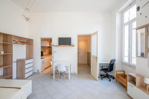une chambre blanche avec une table et des chaises. dans l'établissement Bright studio near the old port - Marseille, à Marseille