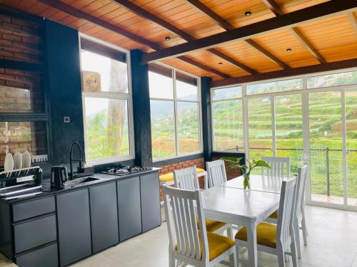 Φωτογραφία από το άλμπουμ του Fourth Milestone σε Nuwara Eliya