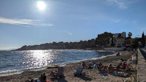 un groupe de personnes assises sur une plage dans l'établissement Emeraude, à Saint-Raphaël
