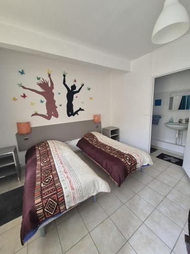 - une chambre avec un lit et un mur orné d'une fresque murale sur les arbres dans l'établissement Motel le Bon Samaritain, à Roucy