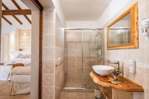 a bathroom with a shower and a sink at Agriturismo Alonì Costarella Masseria in Borgagne