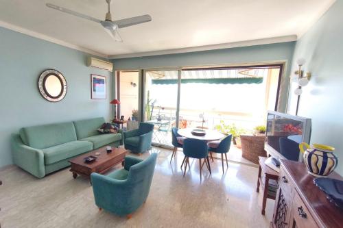 un salon avec un canapé, une table et des chaises dans l'établissement Apartment with sea view balcony, à Ajaccio